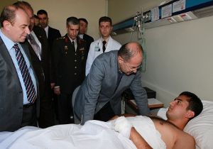 Akdağ, yaralı askerleri ziyaret etti